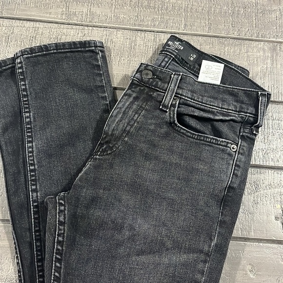 Hollister Jean - Picture 4 of 11